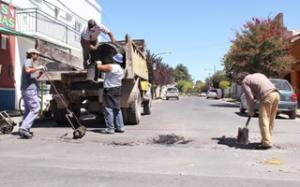 Avanzan los trabajos de bacheo en las calles deterioradas de la ciudad